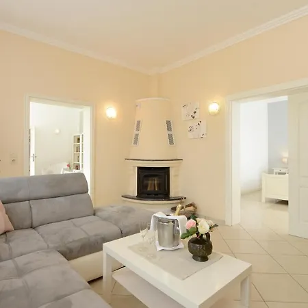 Fuer 8 Personen Mit Kamin & Terrasse