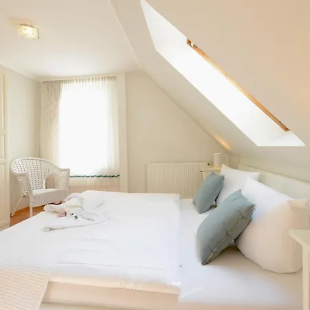 Für 8 Personen Mit Kamin&terrasse Villa