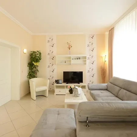 Für 8 Personen Mit Kamin&terrasse Villa