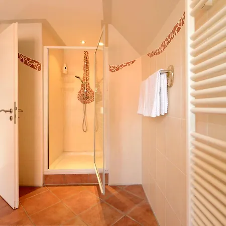 וילה Fuer 8 Personen Mit Kamin & Terrasse