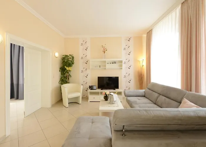 Für 8 Personen Mit Kamin&terrasse Villa